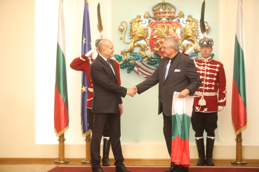 <p>Президентът Румен Радев връчи националното знаме на 34-тата българска полярна експедиция. На церемония в Гербовата зала знамето прие ръководителят на експедицията проф. Христо Пимпирев.</p>