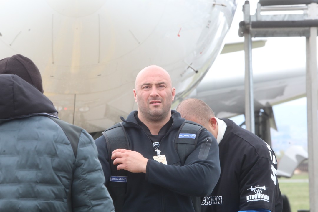 <p>На летище &bdquo;Васил Левски&ldquo; за пръв път в България се направи опит за изтегляне на най-новия самолет на националния авиопревозвач &bdquo;България Еър&ldquo; - Airbus A220-300 с регистрация LZ-LON и с тегло от близо 40 тона. В предизвикателството се изправиха двама български тежкоатлети, членове на федерацията за силови спортове &bdquo;Стронгмен&ldquo;.</p>