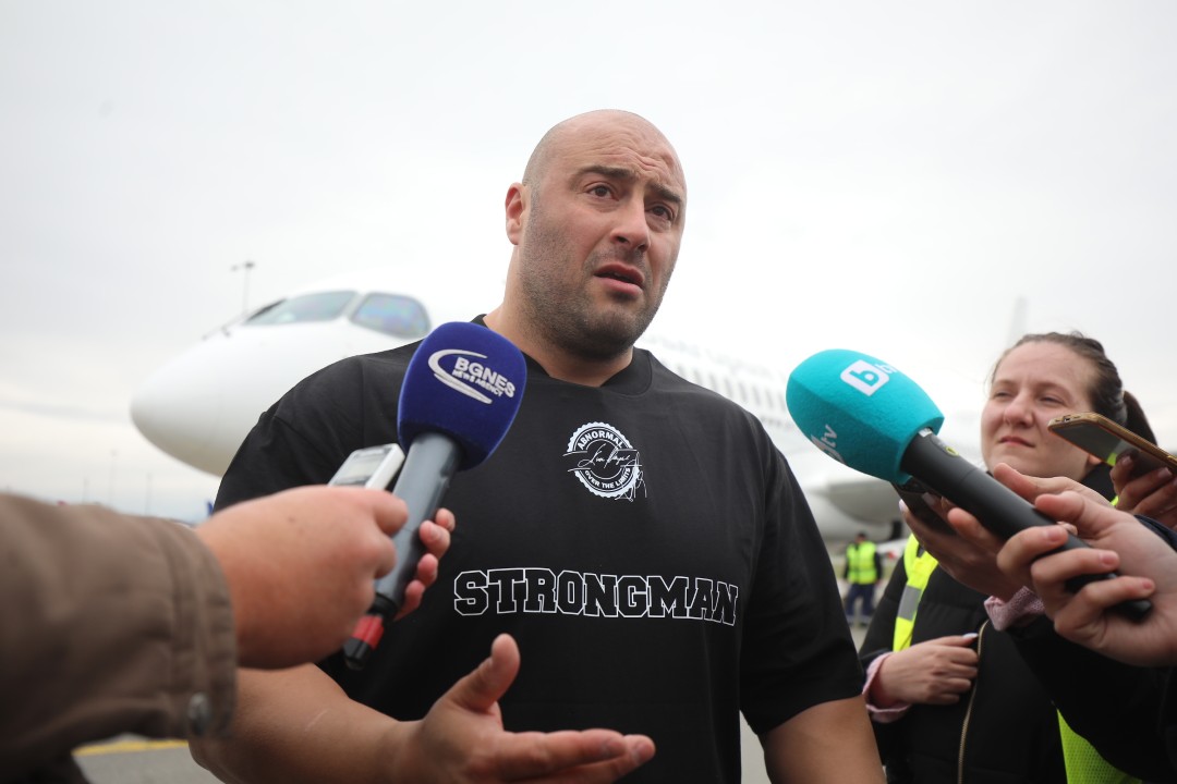 <p>На летище &bdquo;Васил Левски&ldquo; за пръв път в България се направи опит за изтегляне на най-новия самолет на националния авиопревозвач &bdquo;България Еър&ldquo; - Airbus A220-300 с регистрация LZ-LON и с тегло от близо 40 тона. В предизвикателството се изправиха двама български тежкоатлети, членове на федерацията за силови спортове &bdquo;Стронгмен&ldquo;.</p>