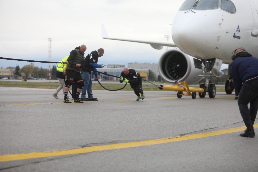 <p>На летище &bdquo;Васил Левски&ldquo; за пръв път в България се направи опит за изтегляне на най-новия самолет на националния авиопревозвач &bdquo;България Еър&ldquo; - Airbus A220-300 с регистрация LZ-LON и с тегло от близо 40 тона. В предизвикателството се изправиха двама български тежкоатлети, членове на федерацията за силови спортове &bdquo;Стронгмен&ldquo;.</p>