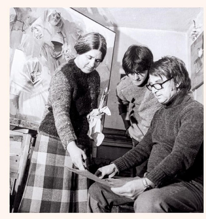 <p>Виждаме странни фигури, по нещо напомнящи автоматоните на Георг Грос &ndash; пределно деперсонализирани и затворени в своята вътрешна загадъчност и смълчаност. проф.д.изк. Чавдар Попов</p>