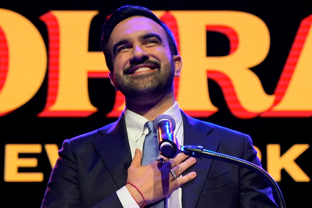 <p>Зохран Мамдани приветства поддръжниците си в Бруклин след историческата победа над Андрю Куомо.</p>