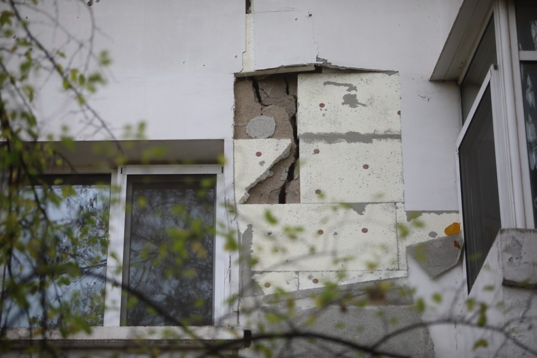 <p>До 5 ноември в 18 ч. всички обитатели на блок 2 в столичния квартал &bdquo;Хаджи Димитър&ldquo; трябва да напуснат жилищата си заради сериозни пропуквания в конструкцията, появили се малко след началото на строежа на метрото в района.</p>