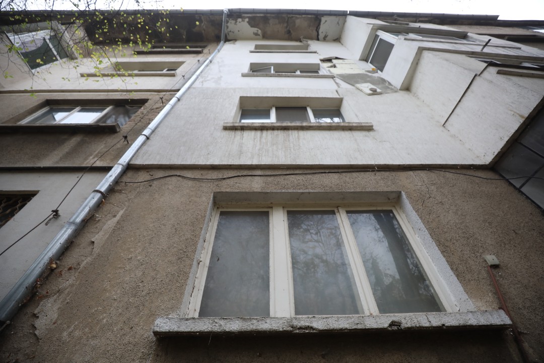 <p>До 5 ноември в 18 ч. всички обитатели на блок 2 в столичния квартал &bdquo;Хаджи Димитър&ldquo; трябва да напуснат жилищата си заради сериозни пропуквания в конструкцията, появили се малко след началото на строежа на метрото в района.</p>