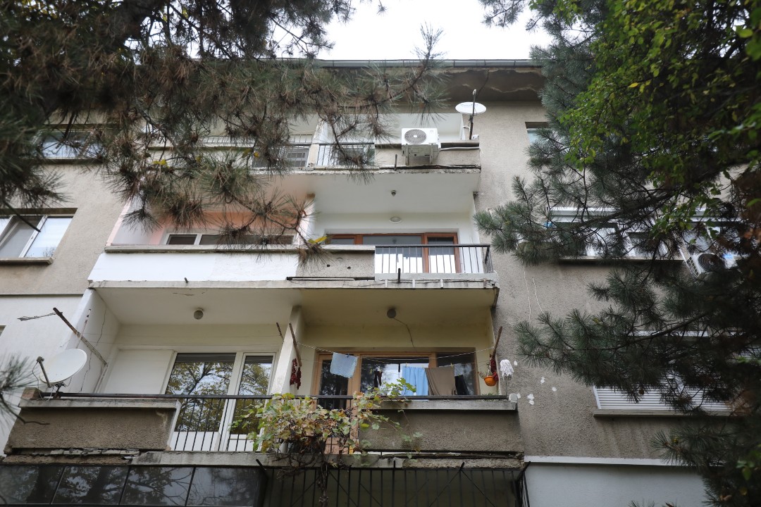 <p>До 5 ноември в 18 ч. всички обитатели на блок 2 в столичния квартал &bdquo;Хаджи Димитър&ldquo; трябва да напуснат жилищата си заради сериозни пропуквания в конструкцията, появили се малко след началото на строежа на метрото в района.</p>