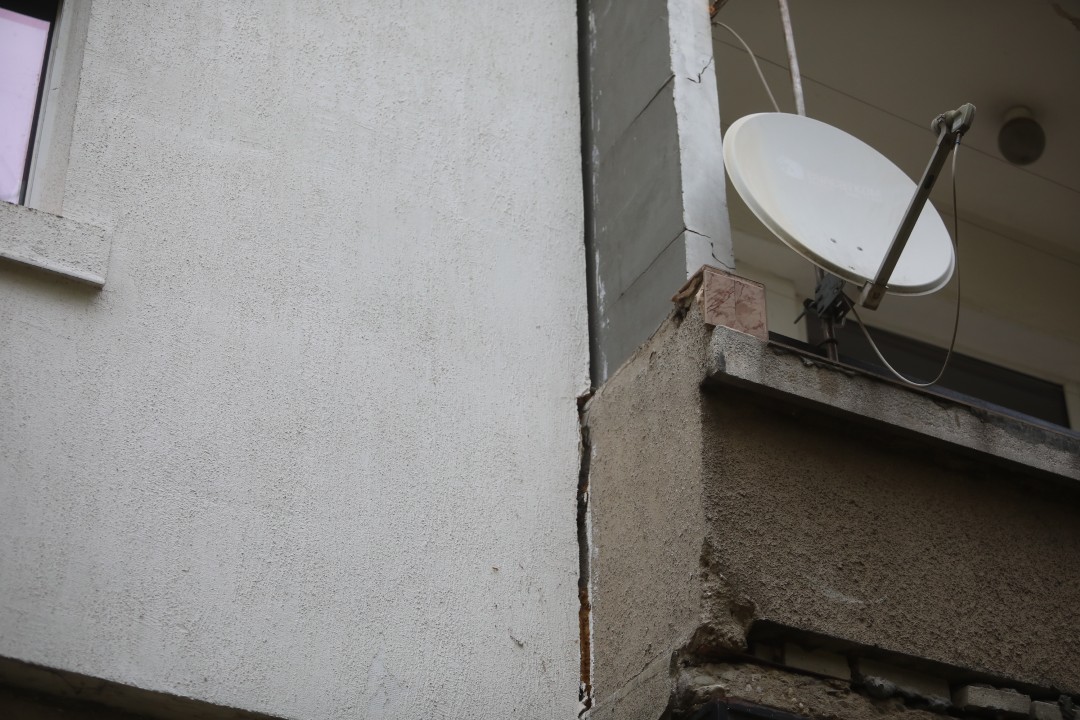 <p>До 5 ноември в 18 ч. всички обитатели на блок 2 в столичния квартал &bdquo;Хаджи Димитър&ldquo; трябва да напуснат жилищата си заради сериозни пропуквания в конструкцията, появили се малко след началото на строежа на метрото в района.</p>