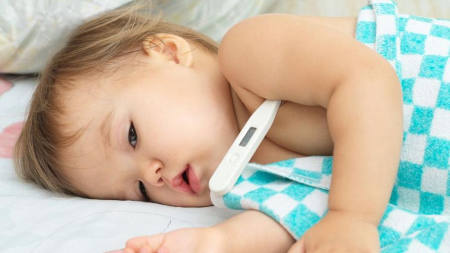 бебе с температура