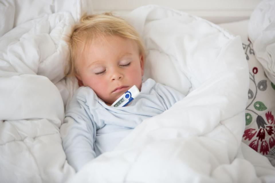 бебе с температура