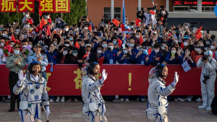 <p>Трима тайконавти заседнаха в Космоса&nbsp;след удар с неизвестен обект&nbsp;</p>