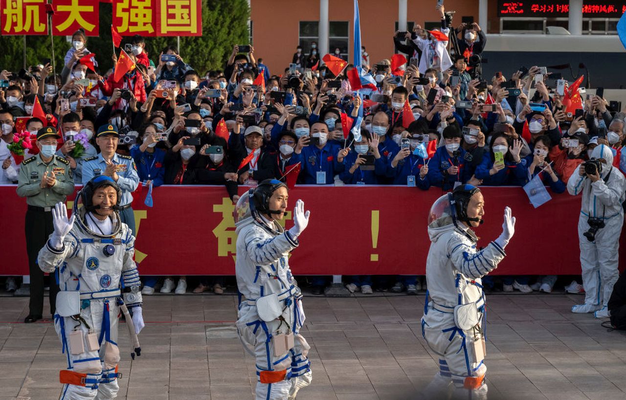 Трима тайконавти заседнаха в Космоса, след като неизвестен обект удари капсулата им за връщане