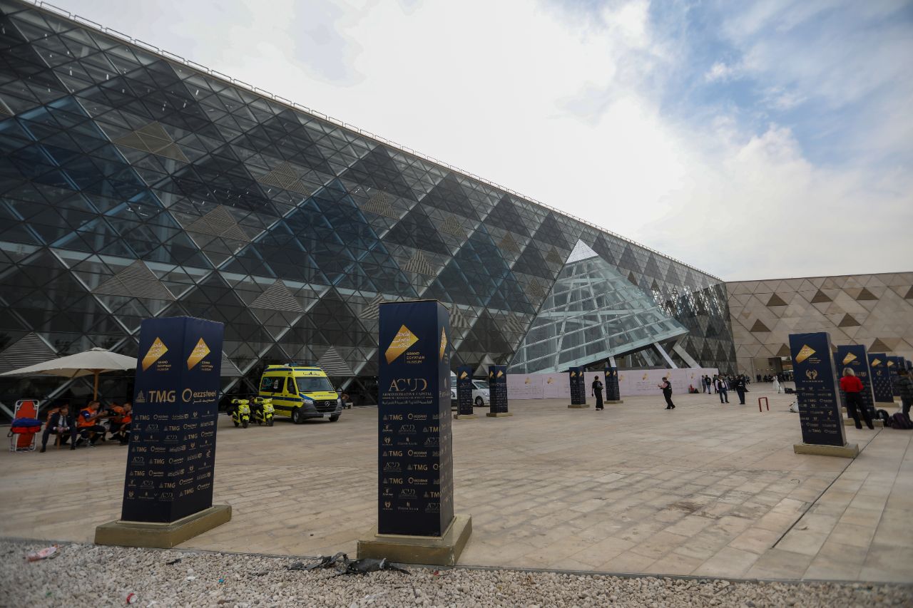 <p>Поглед към гигантския музей до пирамидите в Гиза.</p>