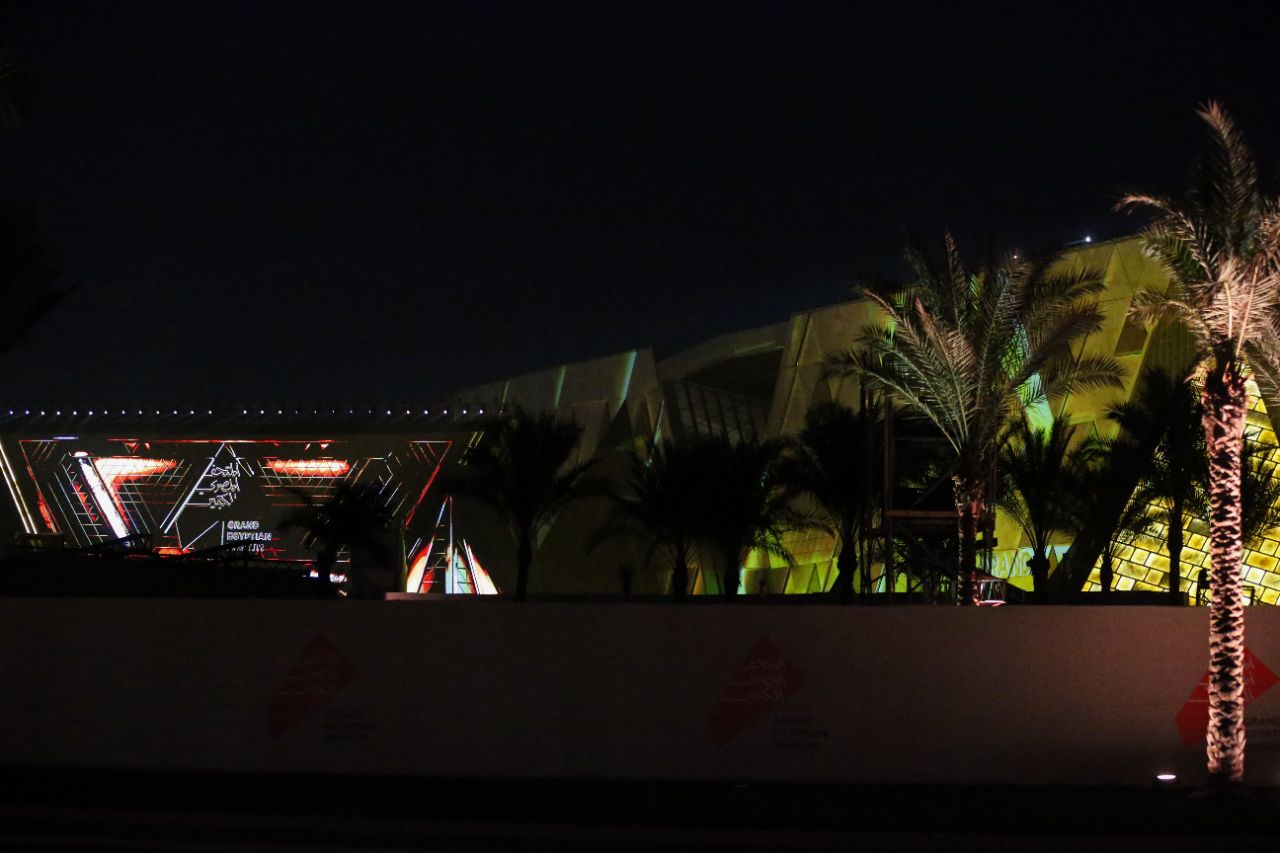 <p>Поглед към гигантския музей до пирамидите в Гиза.</p>