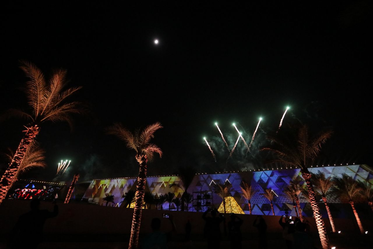 <p>Поглед към гигантския музей до пирамидите в Гиза.</p>