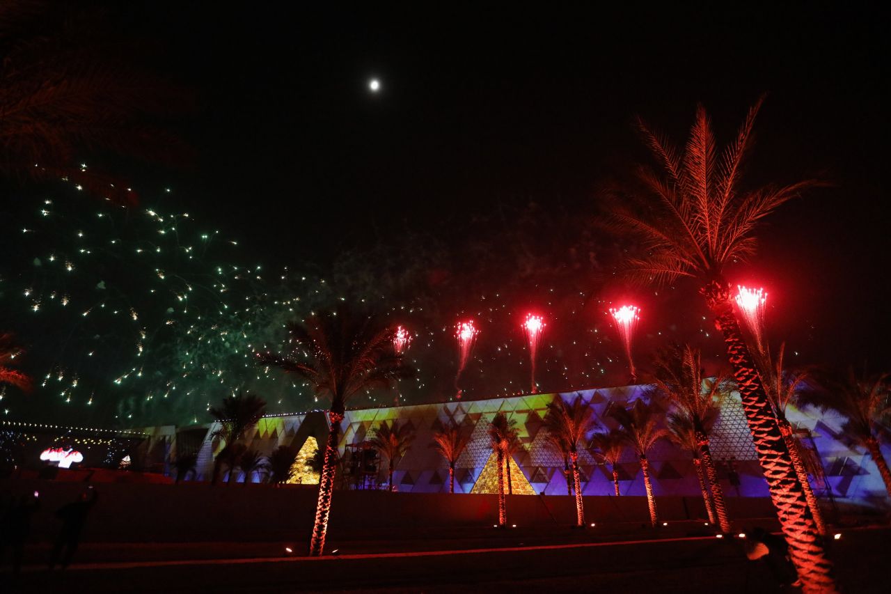 <p>Поглед към гигантския музей до пирамидите в Гиза.</p>