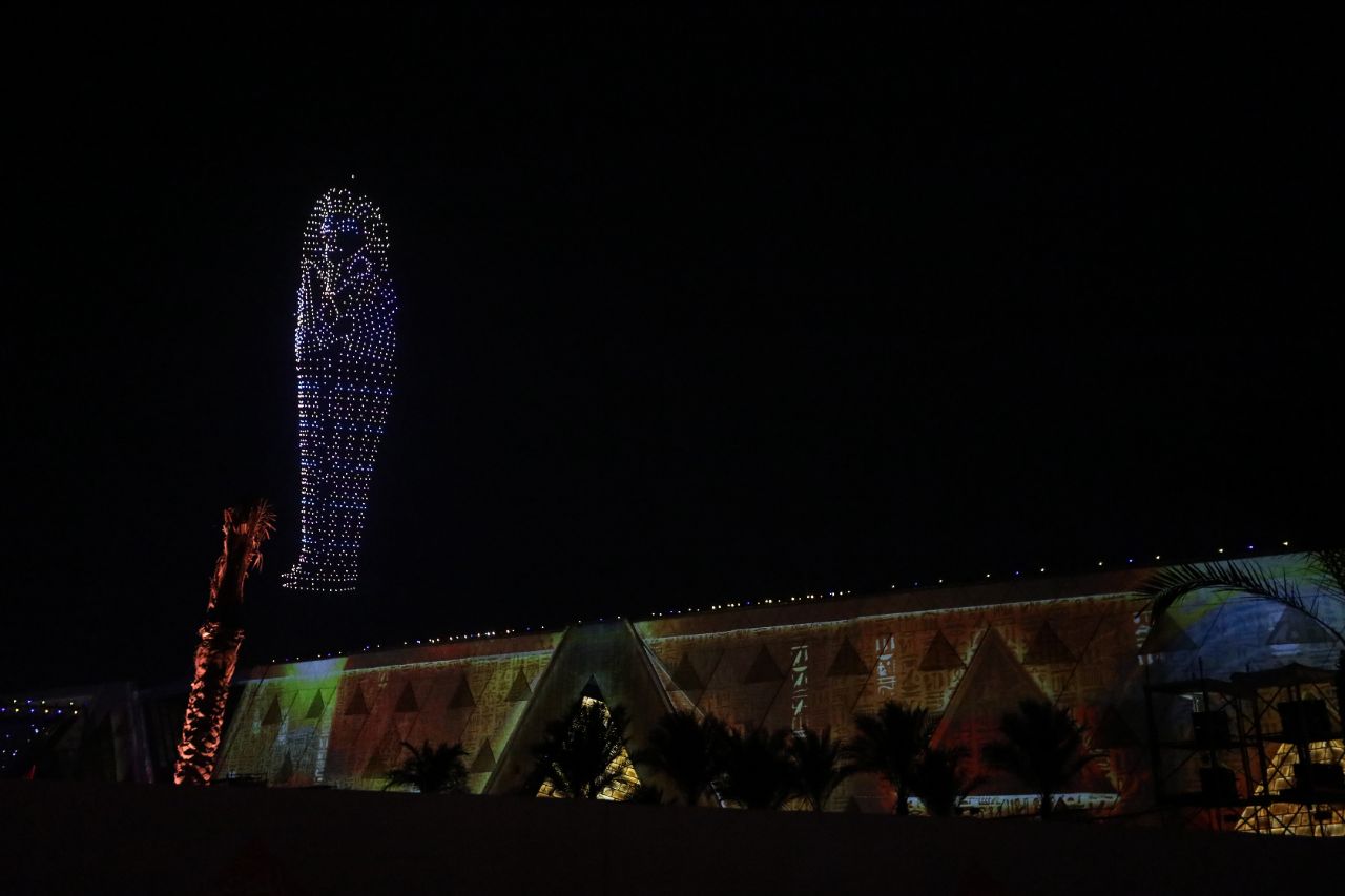 <p>Поглед към гигантския музей до пирамидите в Гиза.</p>