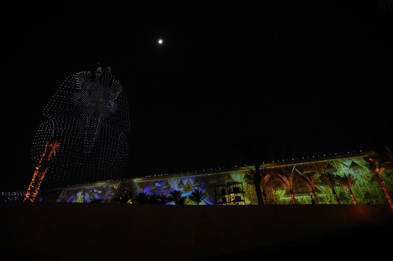 <p>Поглед към гигантския музей до пирамидите в Гиза.</p>