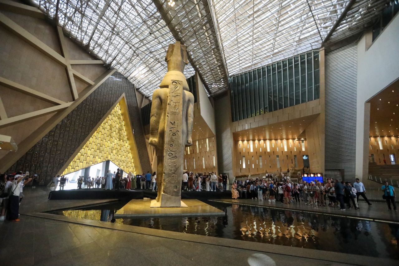 <p>Поглед към гигантския музей до пирамидите в Гиза.</p>