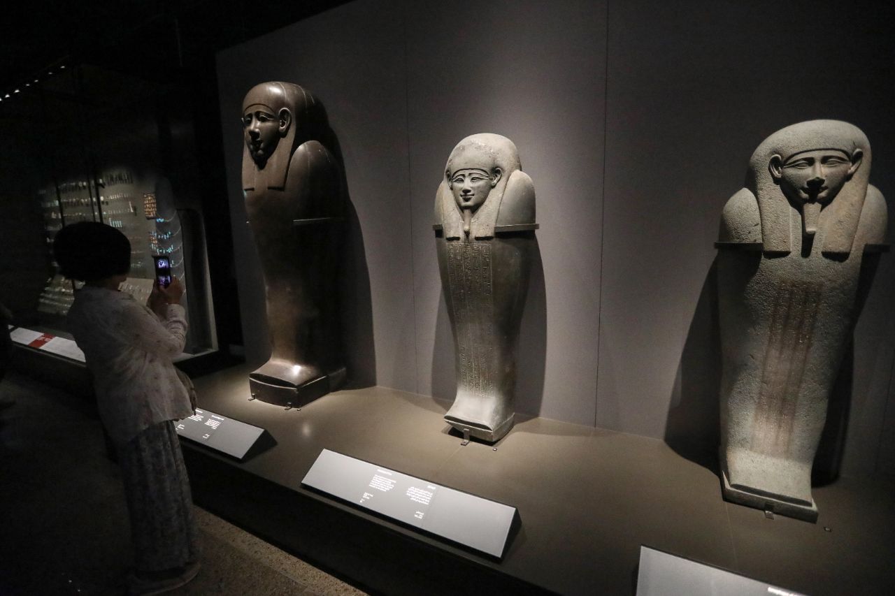 <p>Поглед към гигантския музей до пирамидите в Гиза.</p>