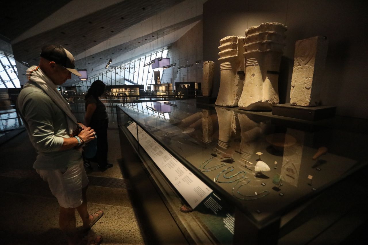 <p>Поглед към гигантския музей до пирамидите в Гиза.</p>