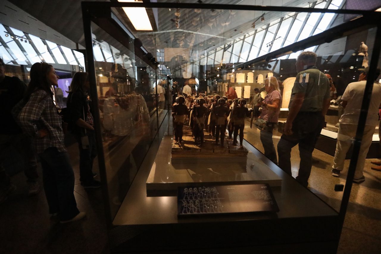 <p>Поглед към гигантския музей до пирамидите в Гиза.</p>