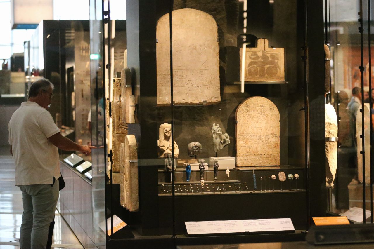 <p>Поглед към гигантския музей до пирамидите в Гиза.</p>