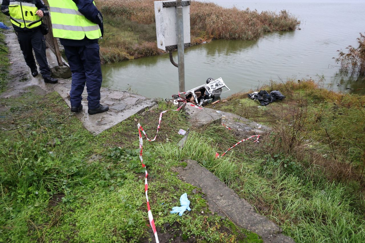 <p>Кола с мигранти падна в езерото Вая край Бургас, има жертви</p>