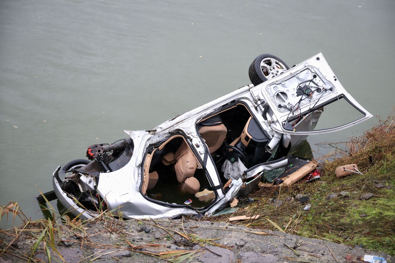 <p>Кола с мигранти падна в езерото Вая край Бургас, има жертви</p>