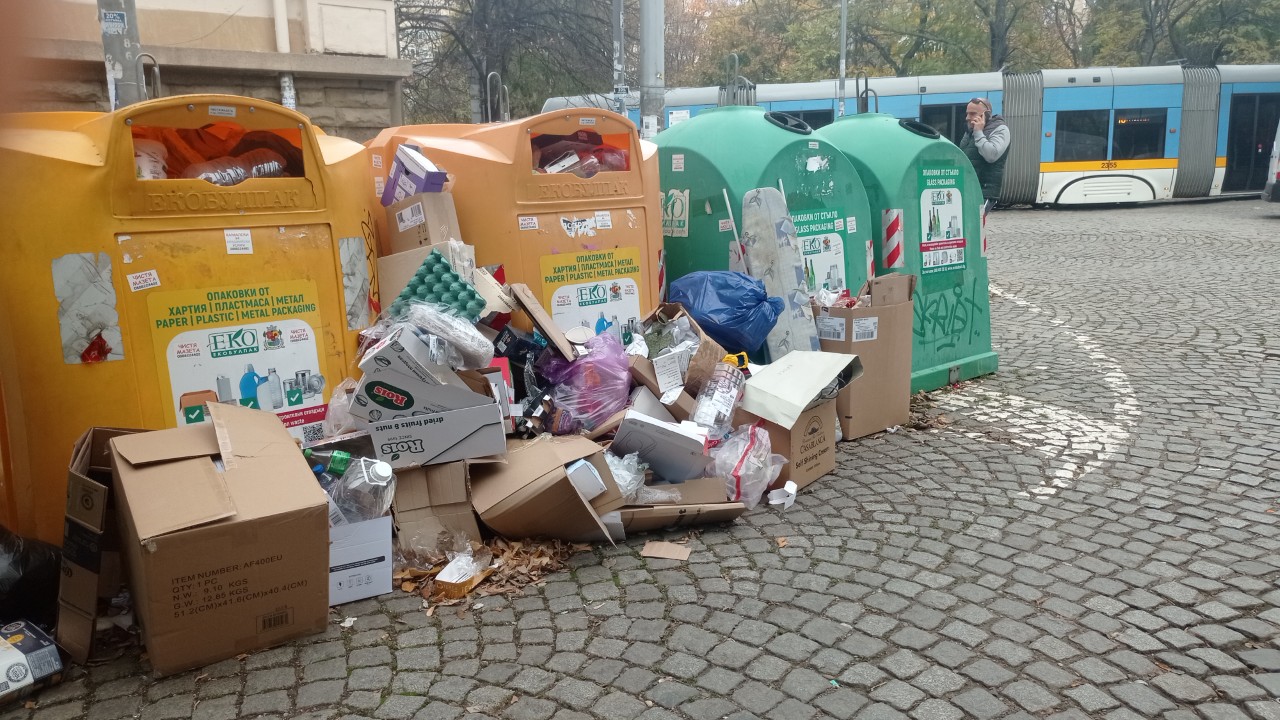 <p>Столична община е изправена пред заплаха от криза и с разделното събиране на отпадъци, след като компанията &bdquo;Екобулпак&ldquo; официално е уведомила, че спира обслужването на цветните контейнери в 16 столични района.</p>