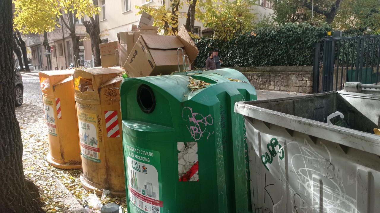 <p>Столична община е изправена пред заплаха от криза и с разделното събиране на отпадъци, след като компанията &bdquo;Екобулпак&ldquo; официално е уведомила, че спира обслужването на цветните контейнери в 16 столични района.</p>