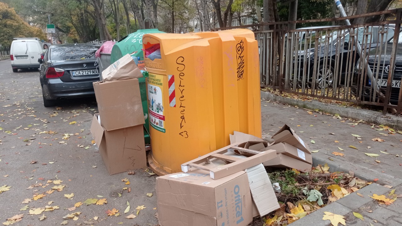 <p>Столична община е изправена пред заплаха от криза и с разделното събиране на отпадъци, след като компанията &bdquo;Екобулпак&ldquo; официално е уведомила, че спира обслужването на цветните контейнери в 16 столични района.</p>