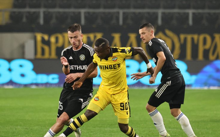 НА ЖИВО: Ботев Пловдив 2:1 Добруджа, Митков донесе обрат с два гола, гостите с 10 души