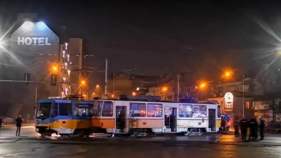 Два трамвая и бус катастрофираха пред "Централна гара" в София