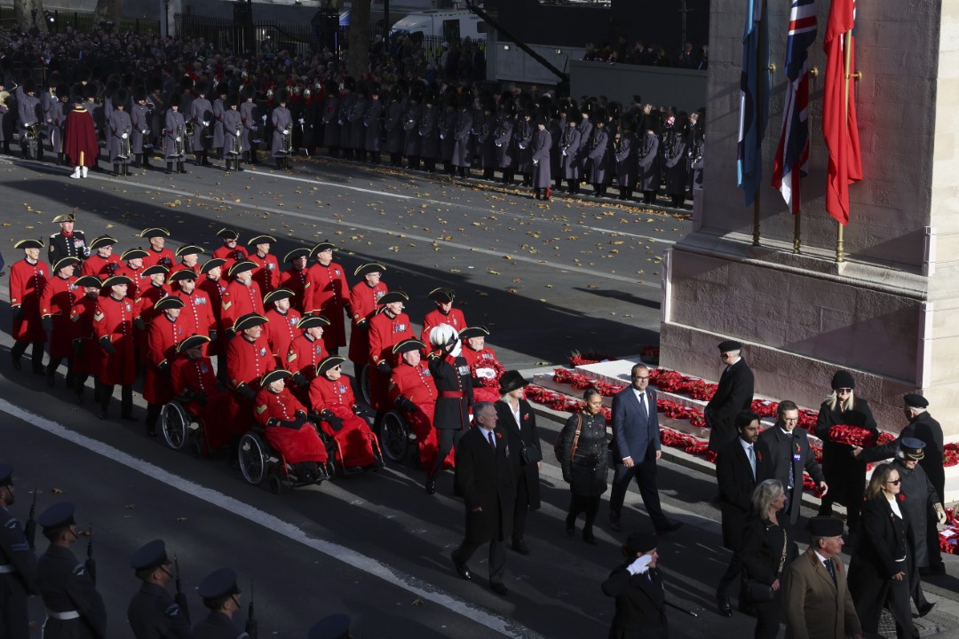 <p>Хиляди военослужещи, ветерани и редови граждани се събраха днес в столицата на Великобритания - Лондон, където британският крал Чарлз Трети оглави годишната Национална церемония в памет на загиналите във войните.</p>