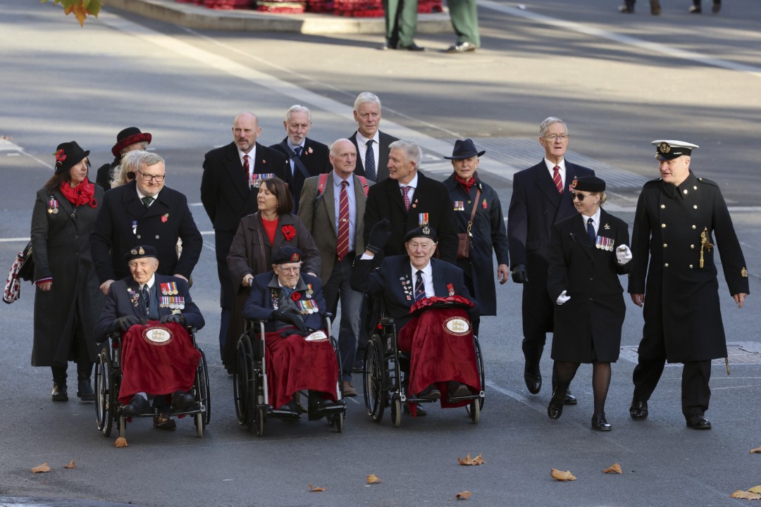 <p>Хиляди военослужещи, ветерани и редови граждани се събраха днес в столицата на Великобритания - Лондон, където британският крал Чарлз Трети оглави годишната Национална церемония в памет на загиналите във войните.</p>