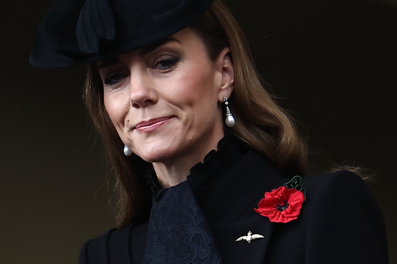 <p>С насълзени очи и пълно достойнство &mdash; трогателният момент на принцесата на Уелс на Кенотафа</p>