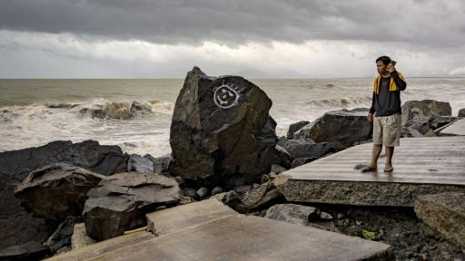 Море от сълзи и кал: Тайфунът „Фунуон“ превърна Филипините в зона на отчаяние