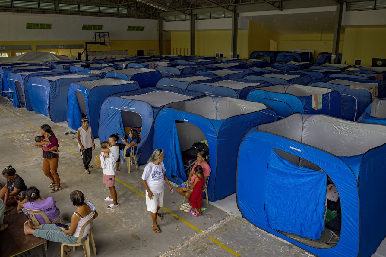 <p>Наводнени улици превърнаха цели квартали в езера, докато жителите се опитват да се върнат към домовете си, останали под вода след разрушителния тайфун &bdquo;Фунуон&ldquo;</p>