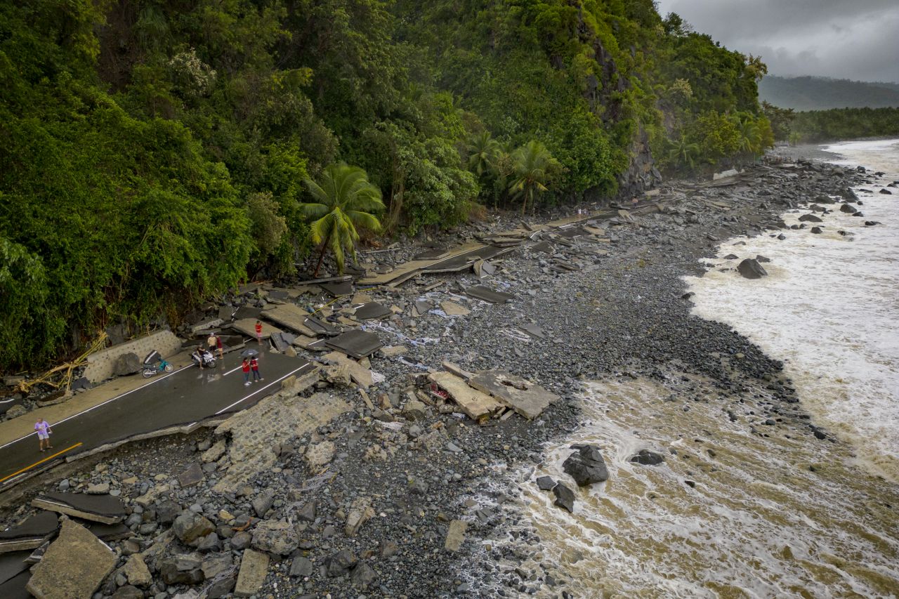<p>Наводнени улици превърнаха цели квартали в езера, докато жителите се опитват да се върнат към домовете си, останали под вода след разрушителния тайфун &bdquo;Фунуон&ldquo;</p>