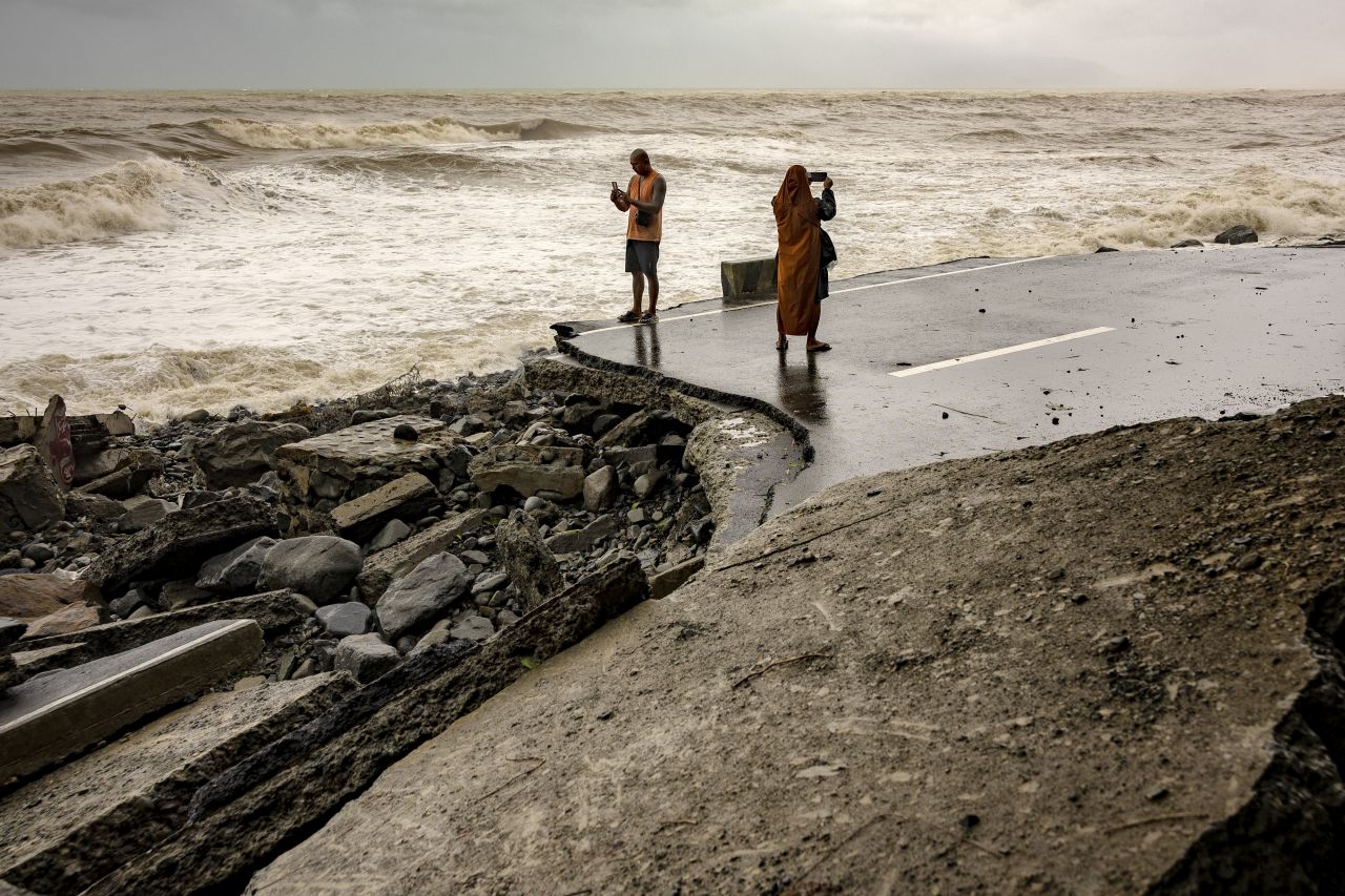 <p>Наводнени улици превърнаха цели квартали в езера, докато жителите се опитват да се върнат към домовете си, останали под вода след разрушителния тайфун &bdquo;Фунуон&ldquo;</p>