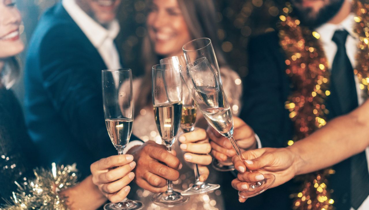 <p><iframe frameborder="0" height="359" scrolling="no" src="https://assets.pinterest.com/ext/embed.html?id=56506170338740367" width="345"></iframe></p>

<p><strong>Тропайте с тенджери и тигани (Ирландия) </strong></p>

<p>Никой не иска злите духове да останат и през новата година! Последвайте примера на ирландците и прогонете нежеланите духове и лошия късмет, като вдигнете силен шум с тенджери и тигани точно в полунощ</p>