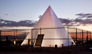 Защо в Аризона има мистериозна бяла пирамида?