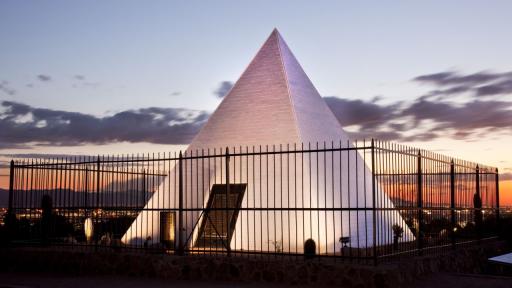 Защо в Аризона има мистериозна бяла пирамида?