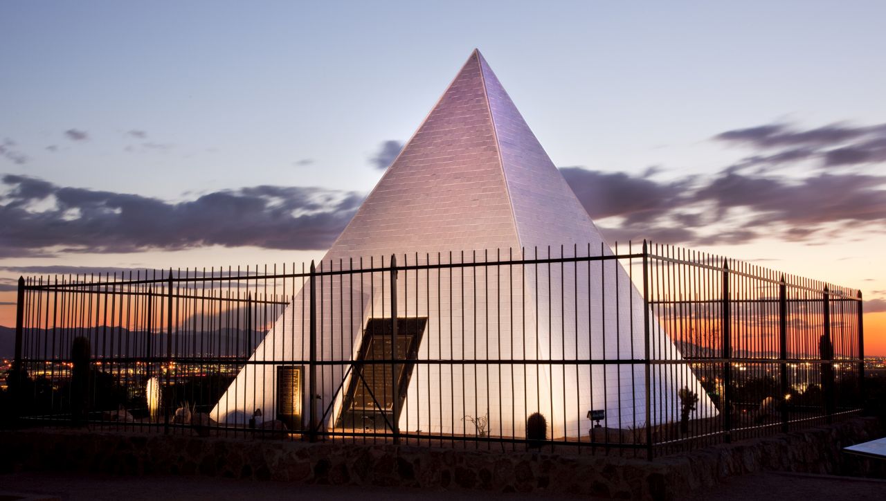 Защо в Аризона има мистериозна бяла пирамида?