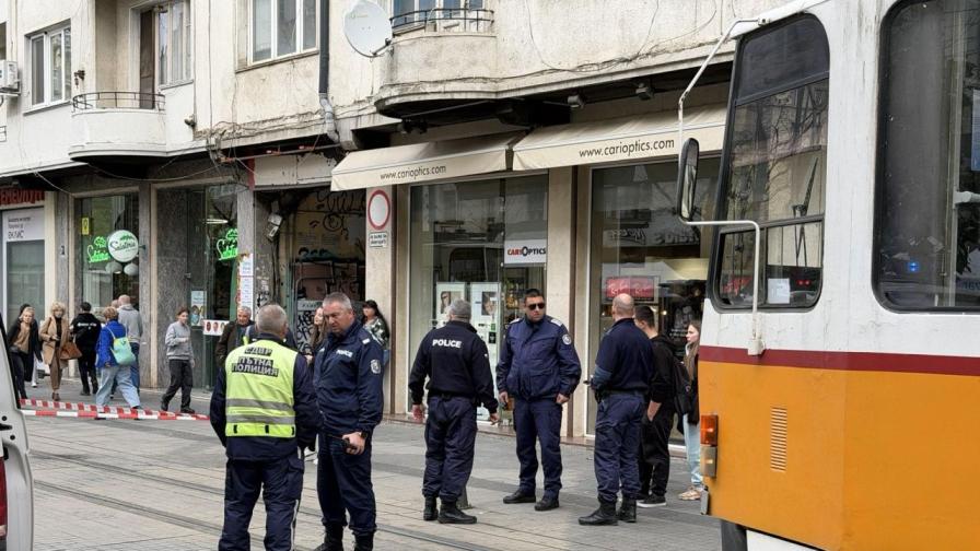 Момиче е блъснато от трамвай на ул. "Граф Игнатиев" (ВИДЕО)