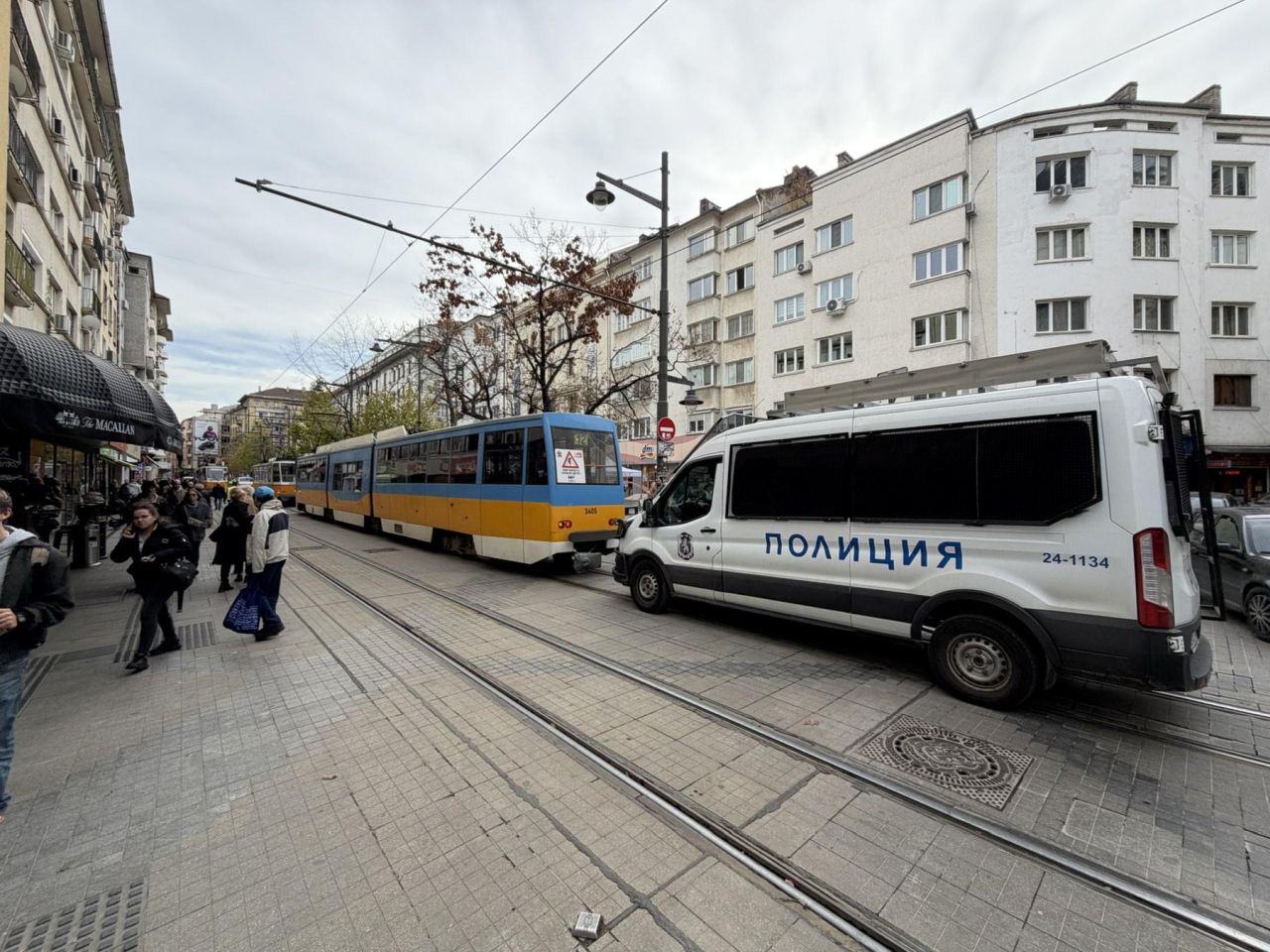 <p>Инцидент с трамвай блокира центъра на София на площад Славейков. На място има множество екипи на полицията, районът е отцепен с полицейски ленти. Един от трамваите е блъснал пешеходка. Причините за инцидента се изясняват.</p>