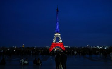 Франция отбелязва годишнина от атентатите в Париж (видео)