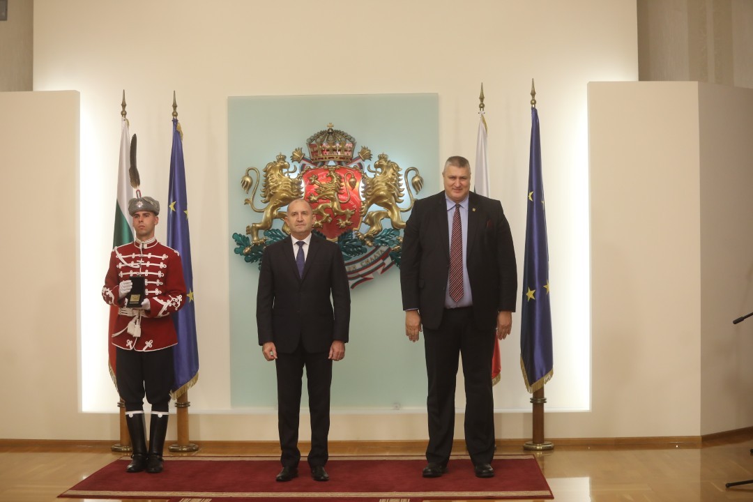 <p>Държавният глава удостои с Почетния знак изявени български спортисти и спортни деятели за изключителните им заслуги към българския и световния спорт. Отличени бяха Стоян Димитров, Любомир Ганев, Серафим Бързаков и Мария Петрова. Наградата бе връчена по повод кръгли годишнини и значимия им принос към развитието на Олимпийското движение и младите таланти.</p>