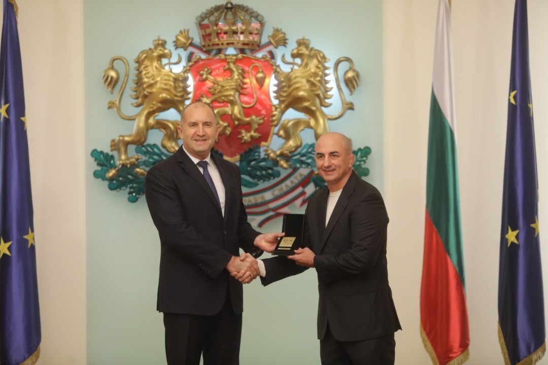 <p>Държавният глава удостои с Почетния знак изявени български спортисти и спортни деятели за изключителните им заслуги към българския и световния спорт. Отличени бяха Стоян Димитров, Любомир Ганев, Серафим Бързаков и Мария Петрова. Наградата бе връчена по повод кръгли годишнини и значимия им принос към развитието на Олимпийското движение и младите таланти.</p>