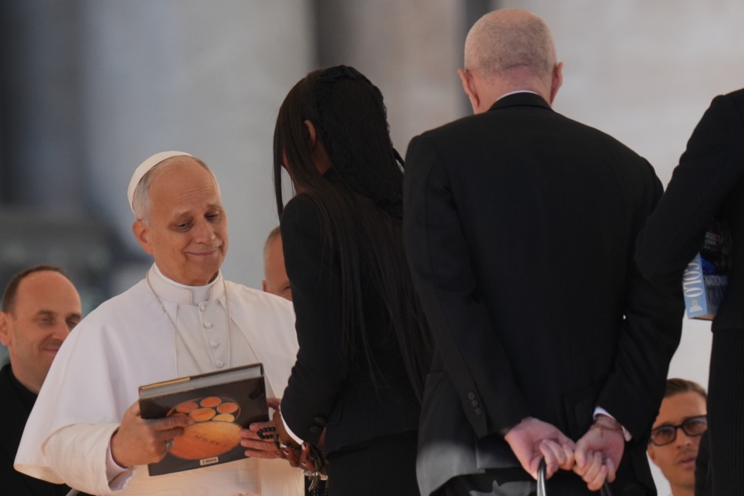 <p>55-годишният британски супермодел участва в традиционната обща аудиенция на площад &bdquo;Свети Петър&ldquo; &ndash; събитие, което се провежда всяка сряда, когато папата е в Рим. То дава възможност на поклонници и посетители да получат лично благословията му.</p>