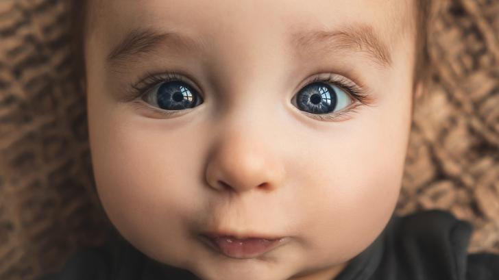 Защо се променя цветът на очите на бебето